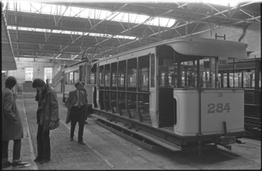 24731-1-29 Voorbezichtiging tentoonstelling van oude trams in de remise Delfshaven, Nieuwe Binnenweg-hoek Schonebergerweg.